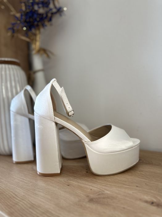 Високи обувки с платформа