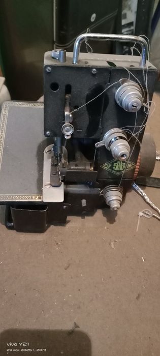 Продам оверлог трехголовочный