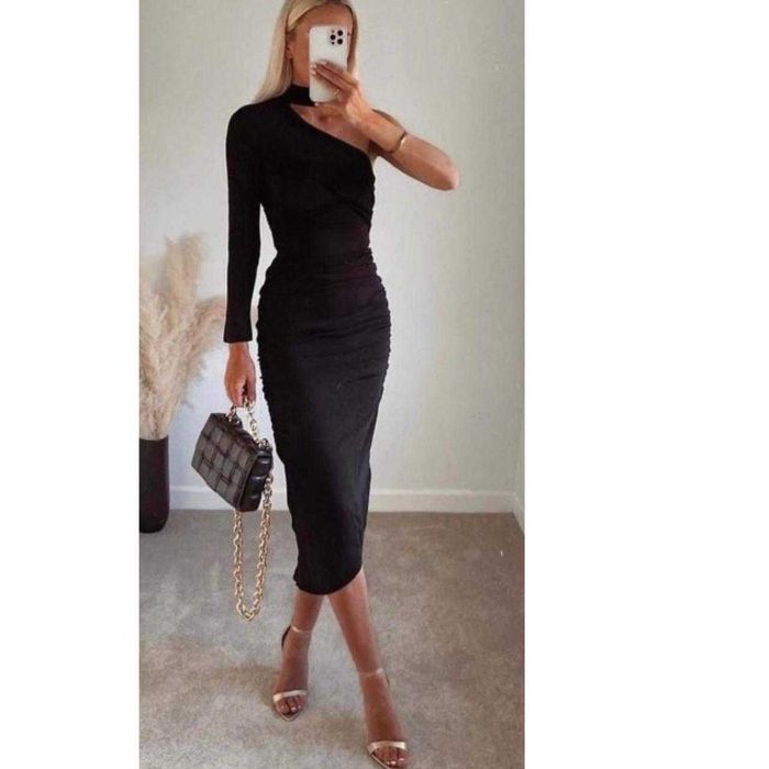 Zara rochie neagra pe o mana midi