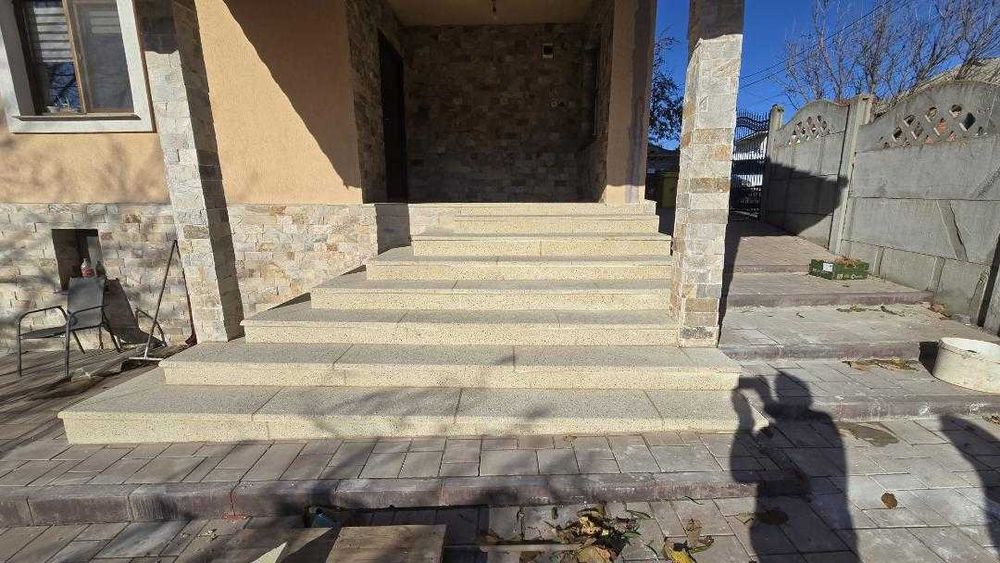 Producem: Pavaj, placarea Scari.