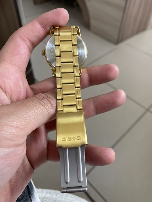 Продам часы кварцевые