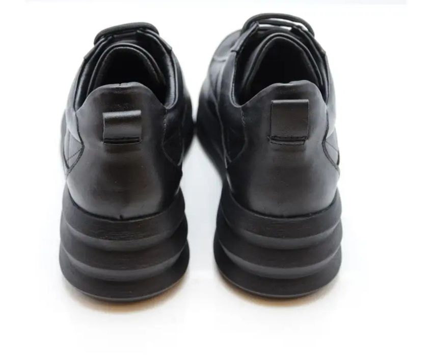 Продаются женские кроссовки