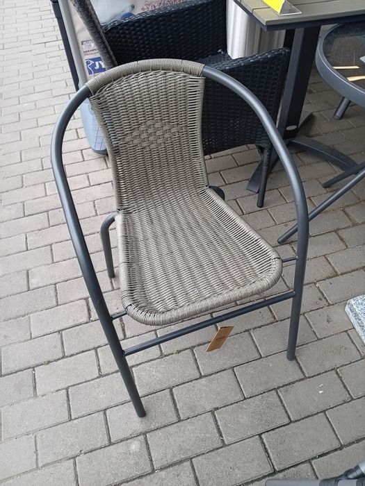 Masa de gradina cu gaura pt umbrela,  cu 4 scaune în condiție bună.