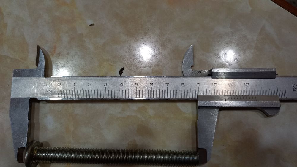 Мебельные болты.