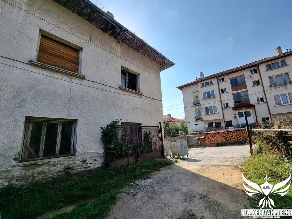 Продавам две сгради 580РЗП с двор 1000кв. в гр.Чепеларе,обл.Смолян