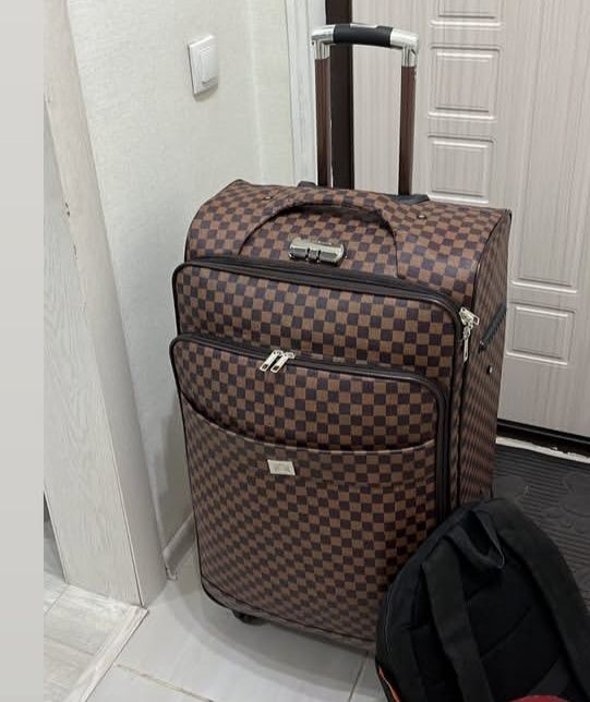 Продам чемодан дорожный