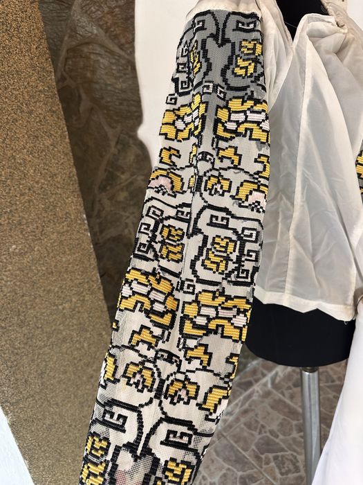 Costum popular , ie si poale