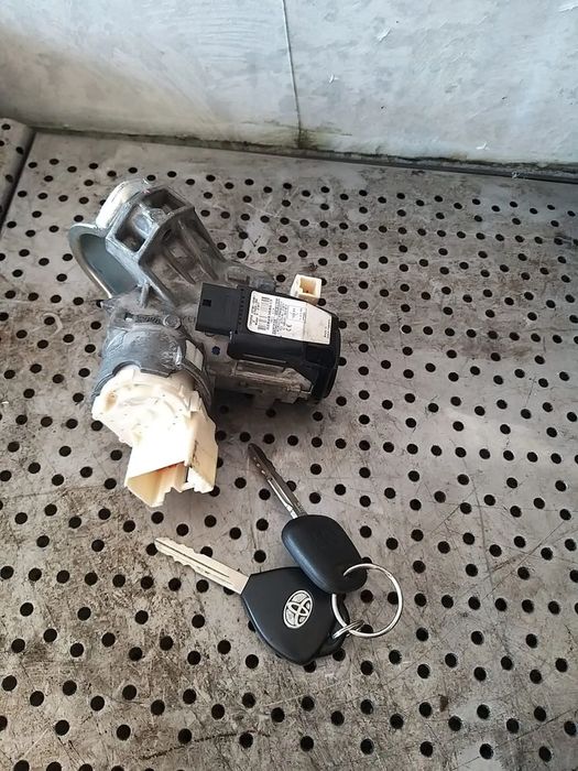 Contact auto cu cheie toyota yaris 3 p13 450200d04