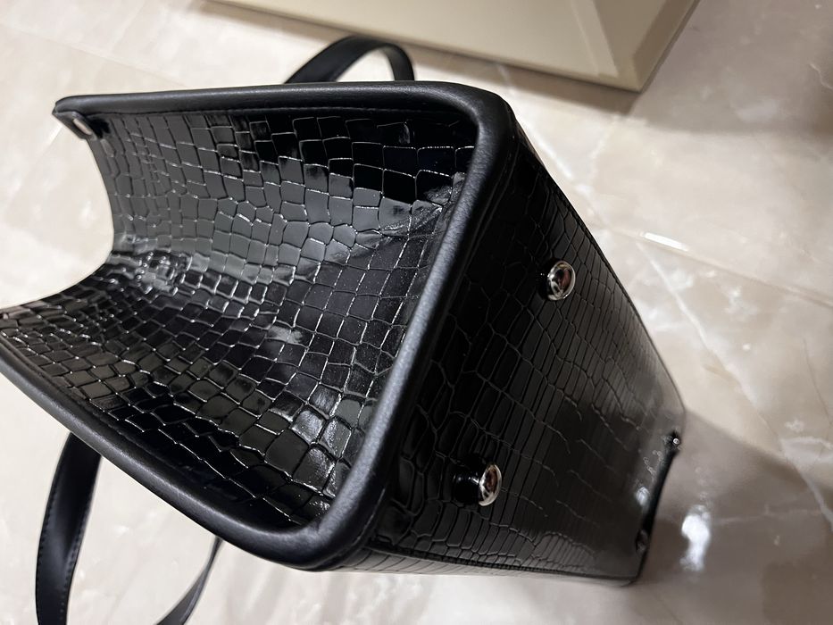 Дамска лачена чанта