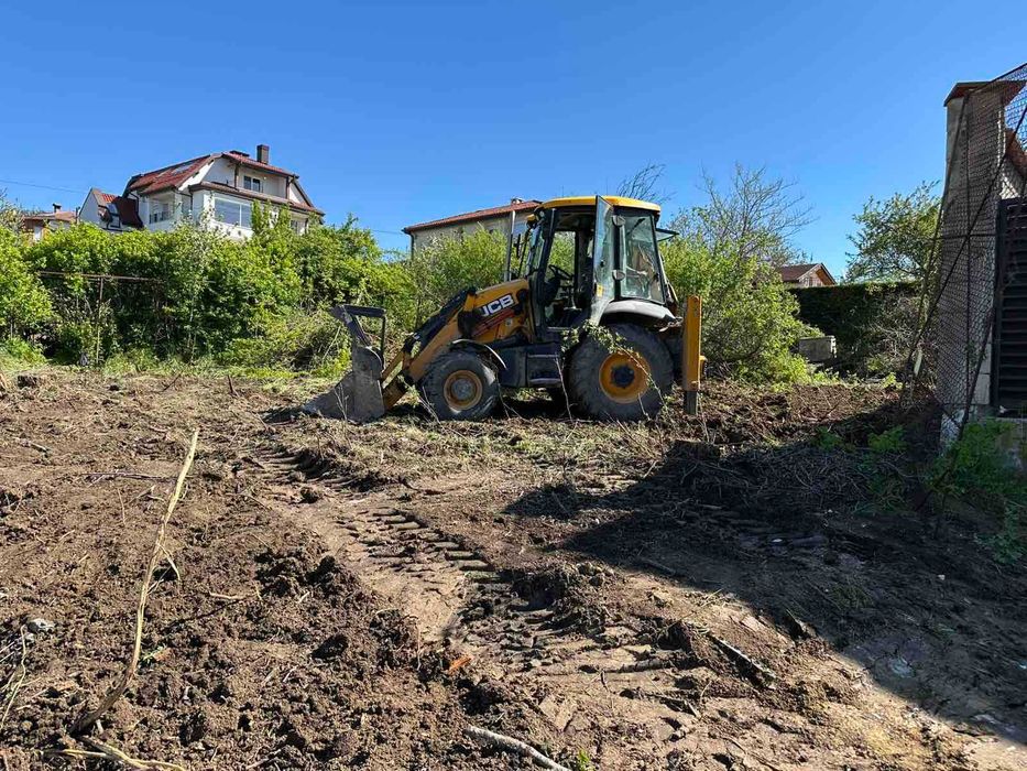 Почистване на Дворове с Багер и извозване на храсти, клони,отпадъци.