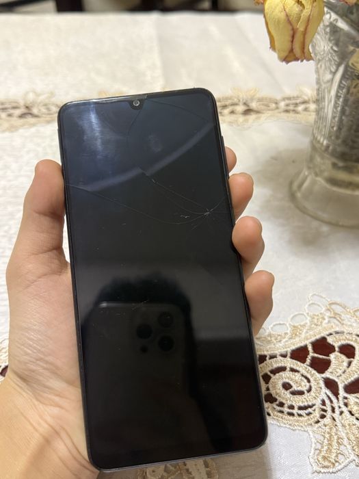 samsung A12 ишлтишга болади холати яхши факат экрани сал етган