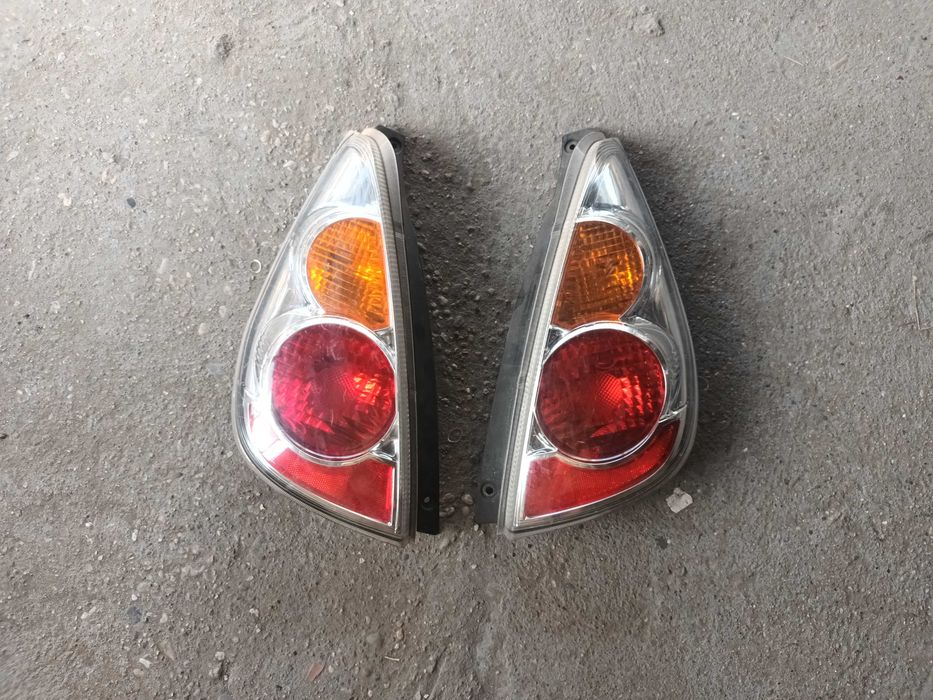 ляв и десен бял стоп за сузуки лиана SUZUKI LIANA