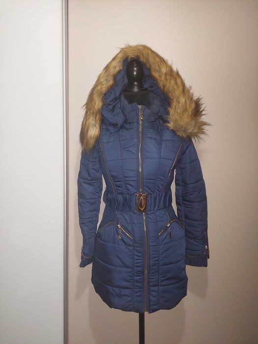 Geacă cambrată cu glugă și blăniță, cu puf