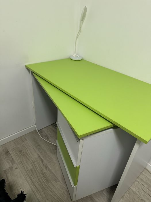 Vand birou de 110x60, se deschide are inca o parte facandu se mai mare