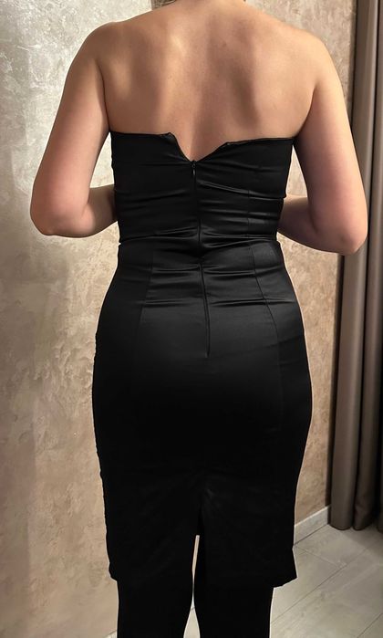 Rochie neagra flonsata in fata