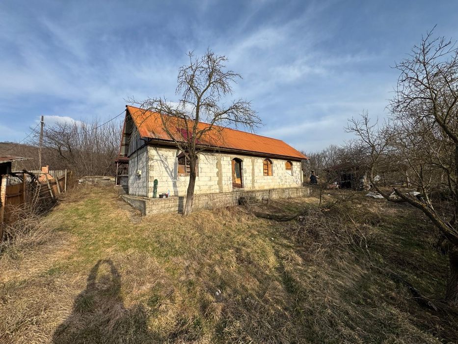 Casa la rosu intrare Schitu Duca