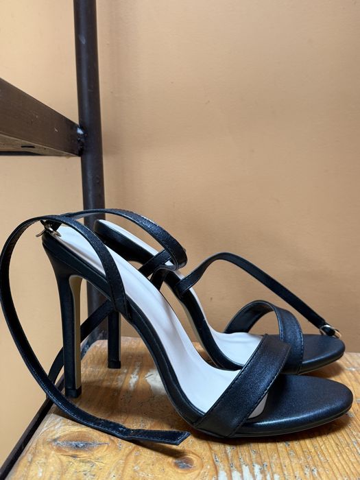 Елегантни черни обувки с висок тънък ток, отворени сандали с каишка