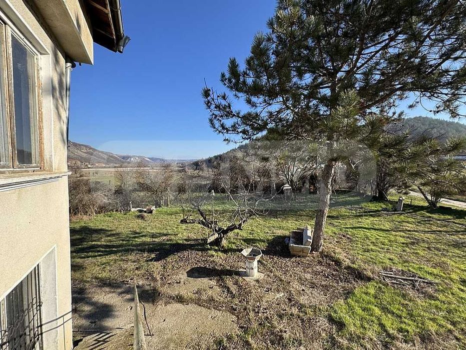 Просторна къща в село Сваленик