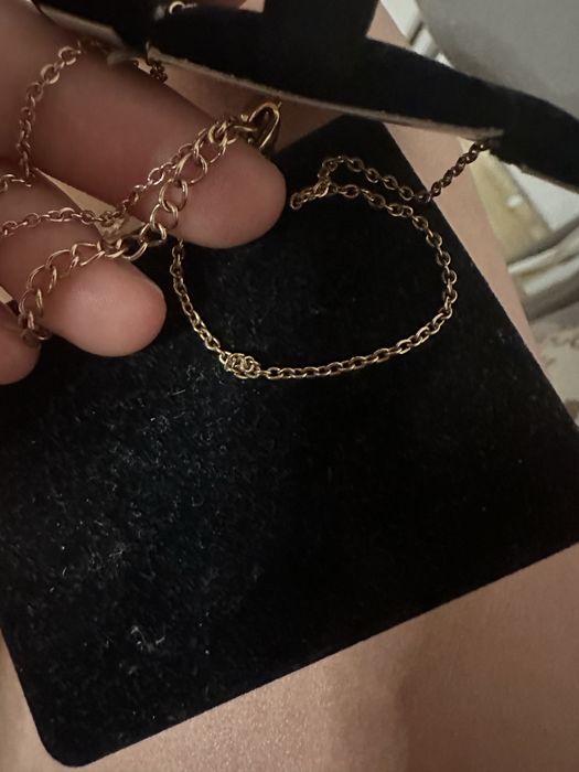 Vând set elegant format din colier cu pandantiv și cercei asortați, inspirat de modelul clasic Chanel.