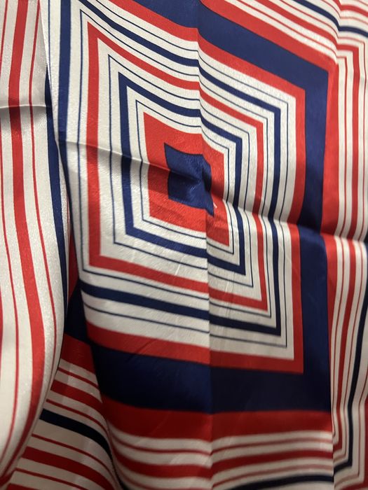 Eșarfă satin albastră cu roșu pătrată 50 cm x 50 cm bandană old money