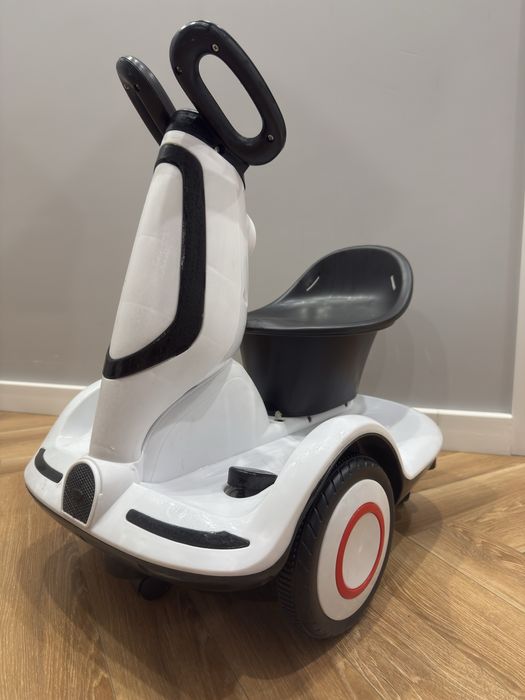 Электромобиль в отличном состояний …………