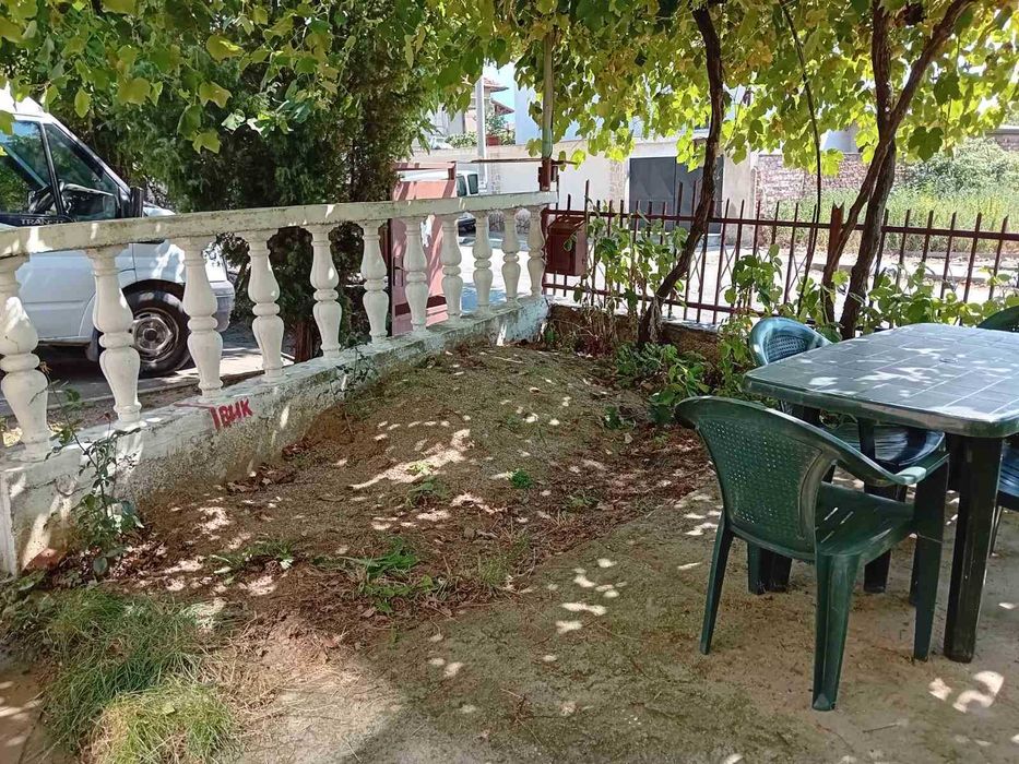 Самостоятелен  първи етаж от масивна  къща с магазин