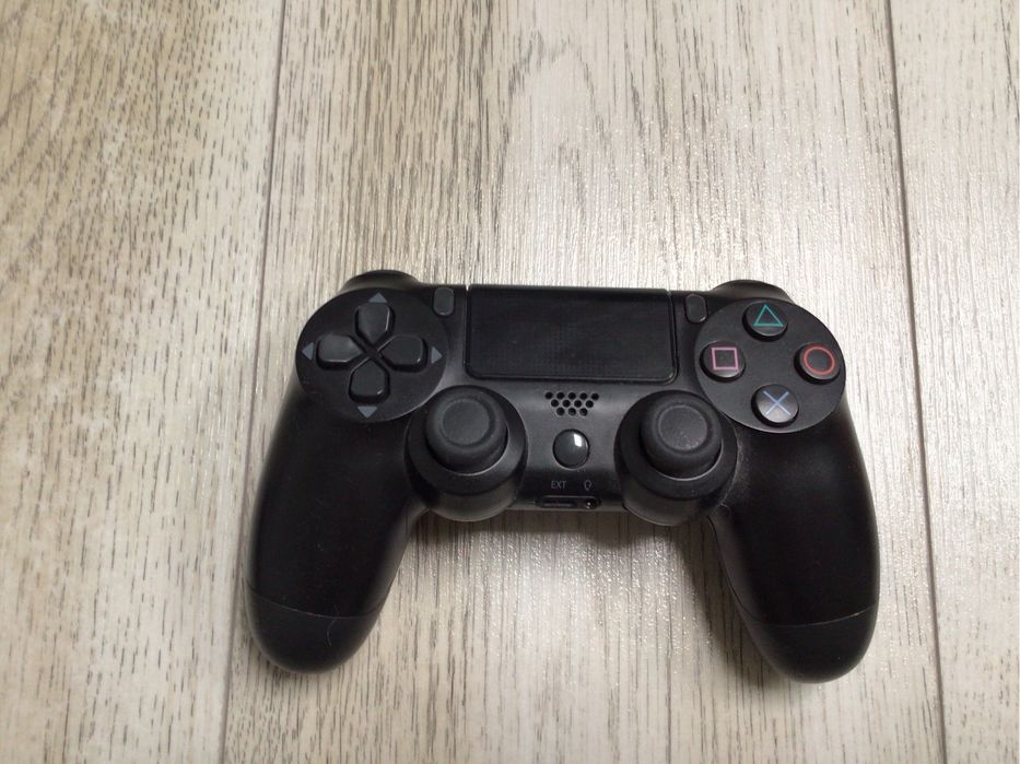 Playstation 4 Pro 1 TB + 2 manete