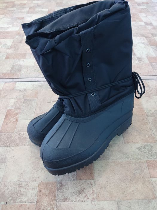 Продам валенки новые на резиновой подошве.