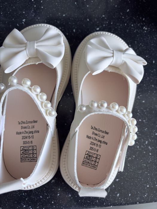 Много красиви и нежни детски обувки