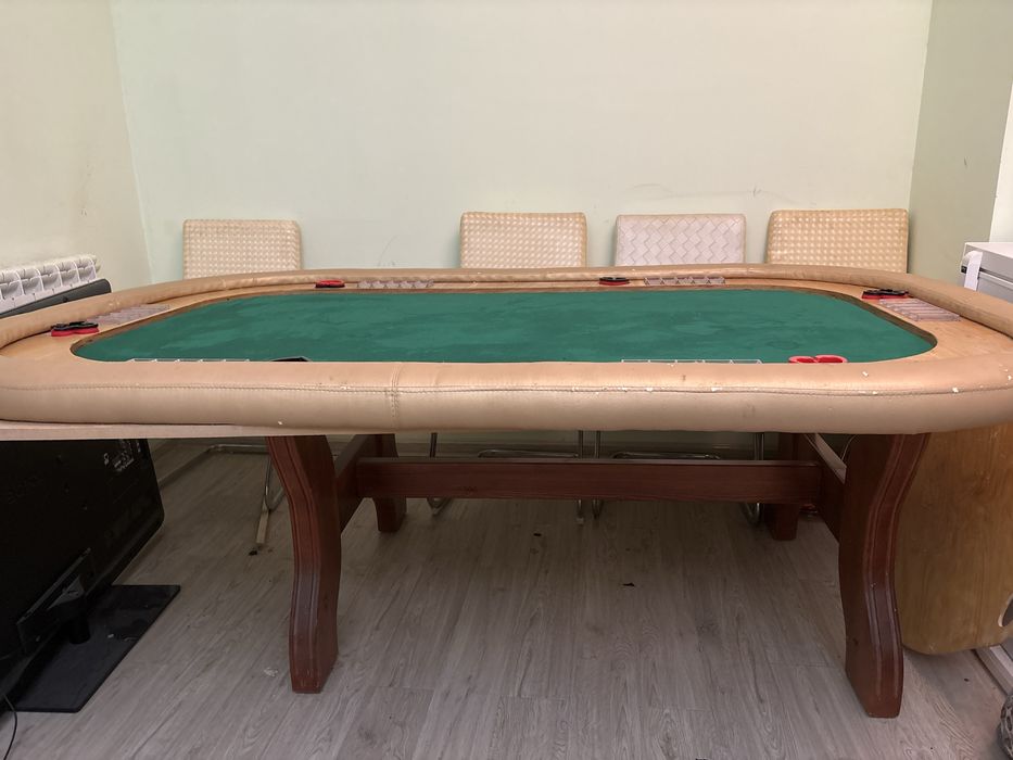 Покерный стол для 8–10 игроков