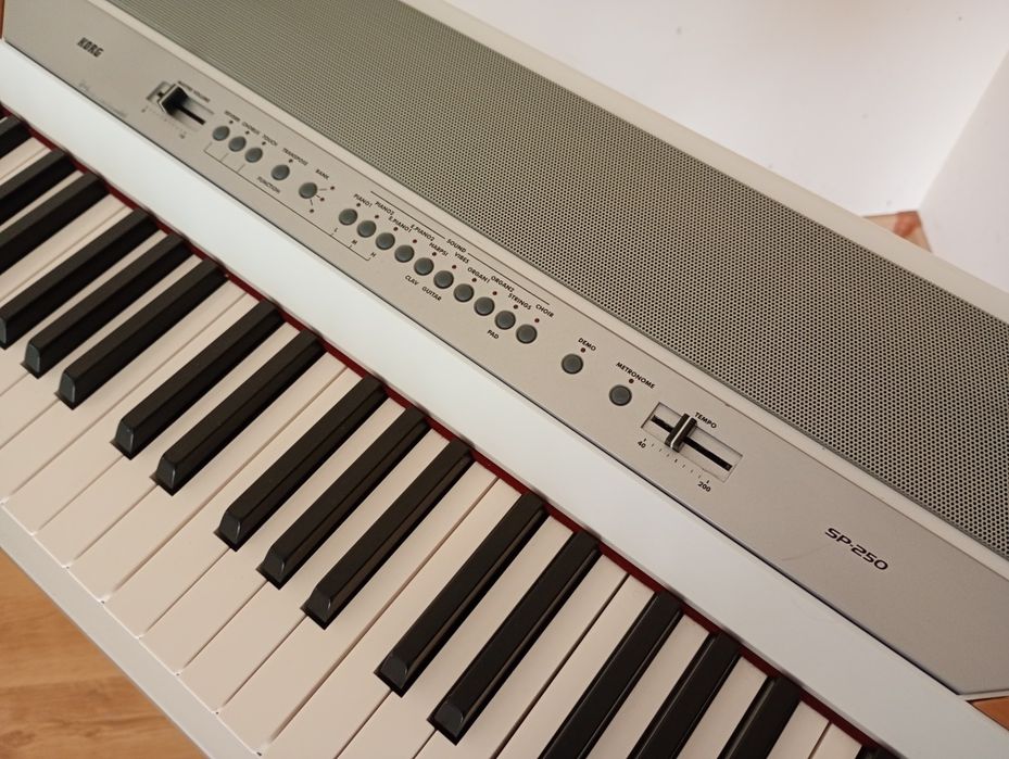 KORG SP-250 White 88 GHS pian digital profesional de scenă orga