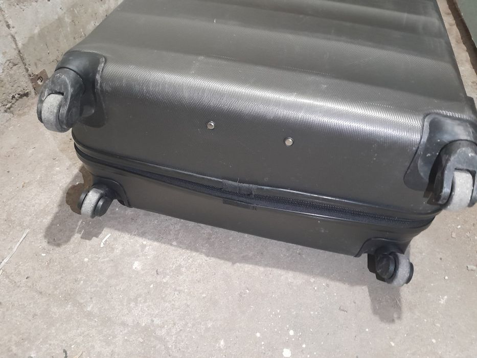 Голям  пътнически  куфар  aerolite с колелца