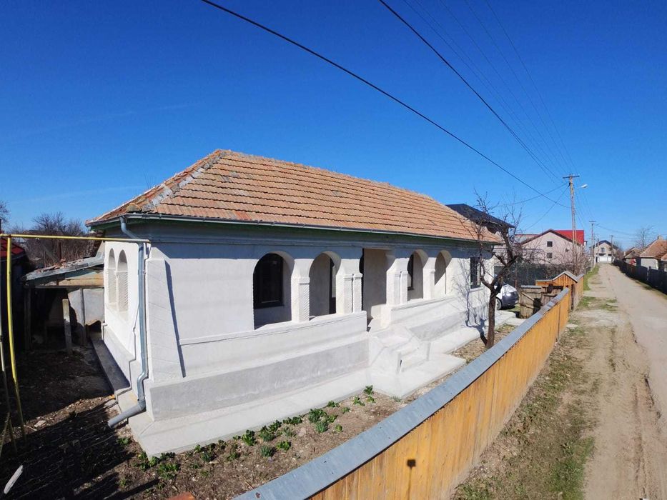 Casa la pret de apartament 4 camere, teren 1770 mp, renovată