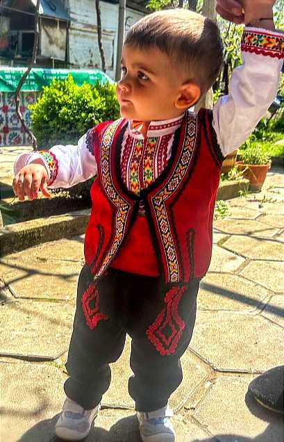 Направи щастливи своите деца и внуци! Избери детска носия още сега!