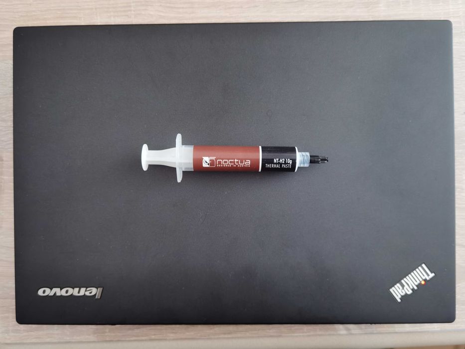 Lenovo ThinkPad X240 с Windows 11 и аксесоари.