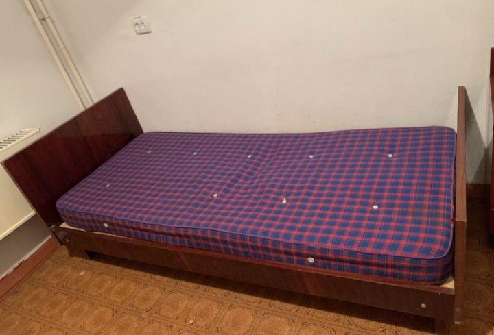 Продам односпальные советскую деревянную кровать