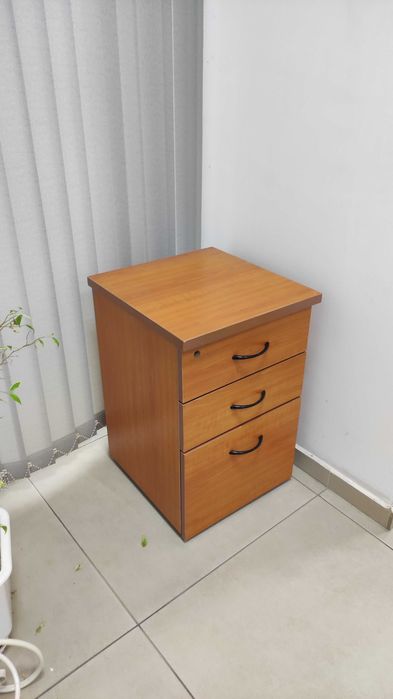 Офис мебели в отлично състояние: етажерка, бюро, стол, шкаф, секция