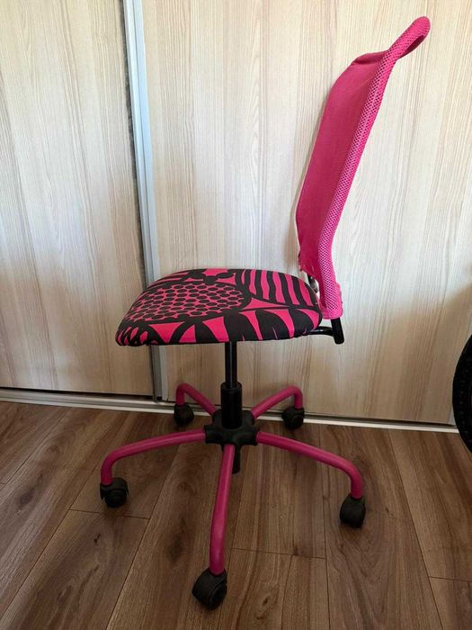 Scaun birou fetite roz/negru aproape nou