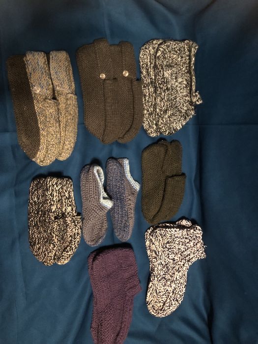 Acestea sunt șosete groase din lână sau papuci de casă.