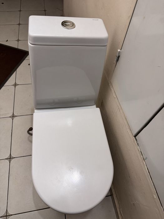 Унитаз белый рабочий