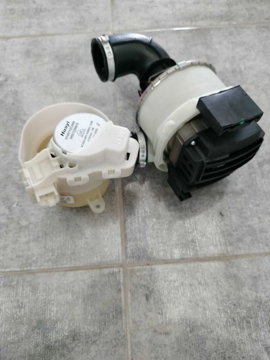 Vând POMPA de APA pt Mașină spălat vase Whirlpool WSCF 3M17 X