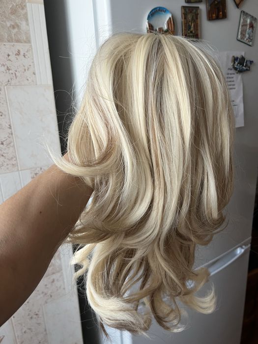 Красивый густой парик