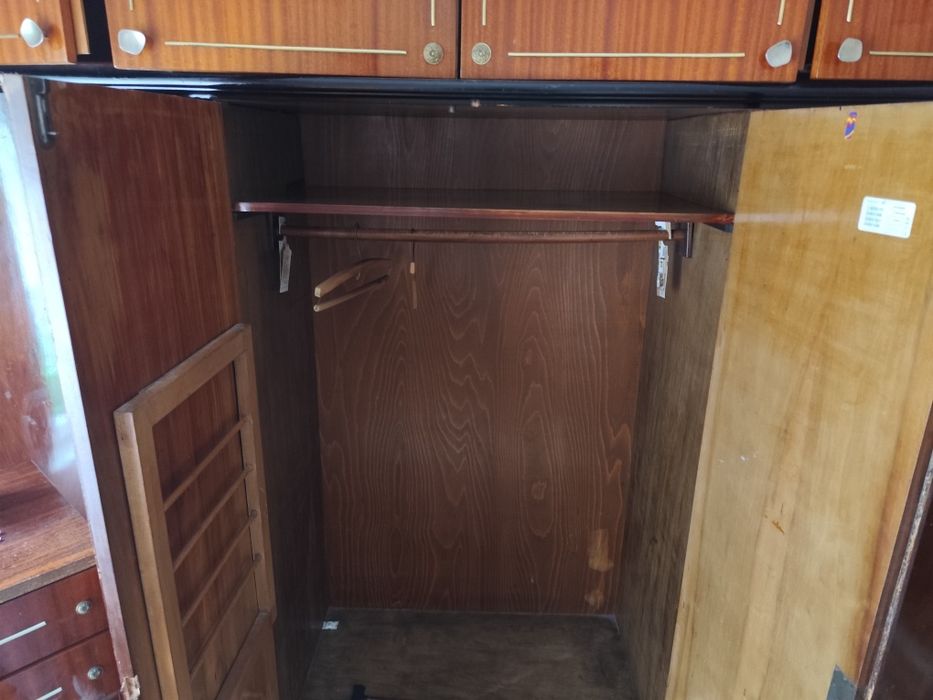 Vând mobila veche din lemn masiv