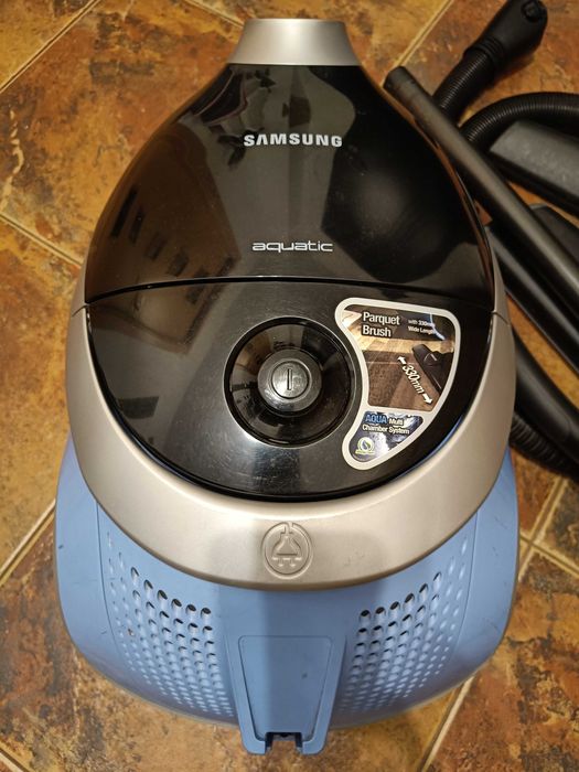 Aspirator Samsung fara sac, cu filtrare prin apa, filtru HEPA, 1400W
