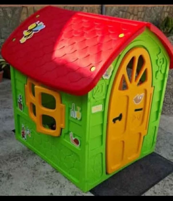 Căsuță ideal loc de joacā pentru copii.
