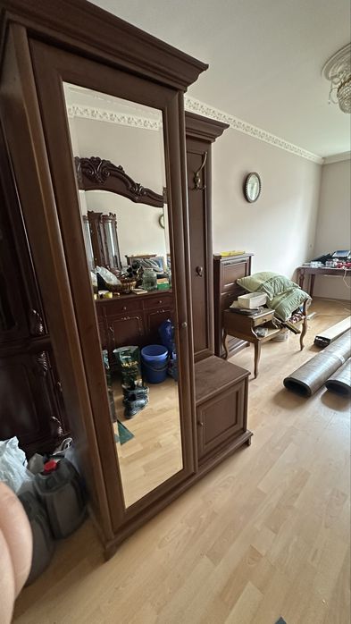 Шкаф в прихожую с зеркалом .