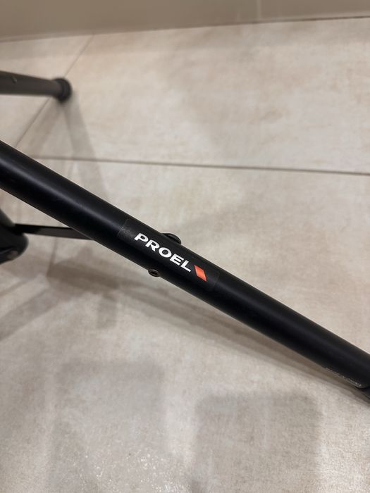 Стойка за ноти с възможност за регулиране на наколн и височина.