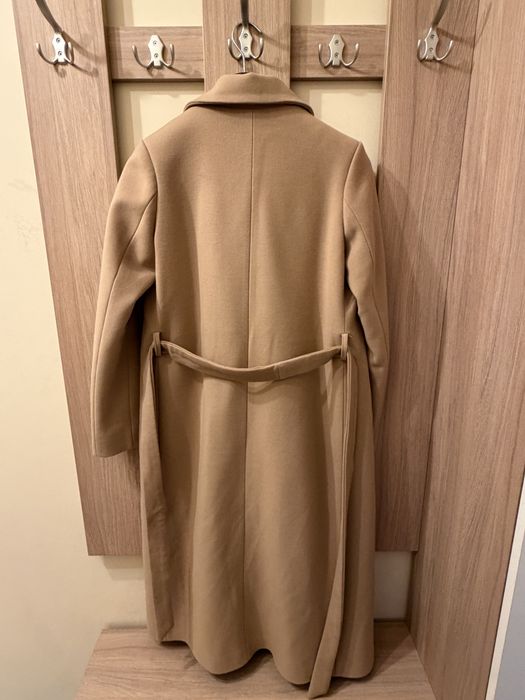 Дълго право кафяво палто