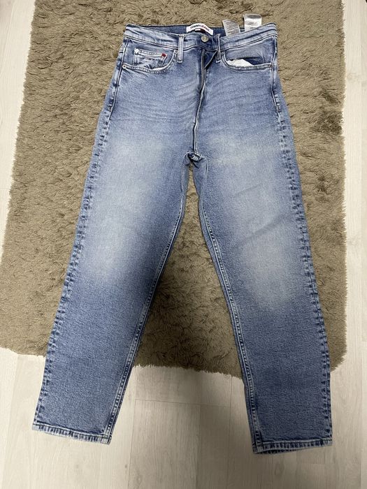 Blugi dama aproape noi