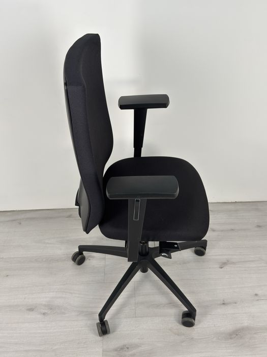 Офис ергономичен стол Dauphin Just Magic съчетава елегантен дизайн